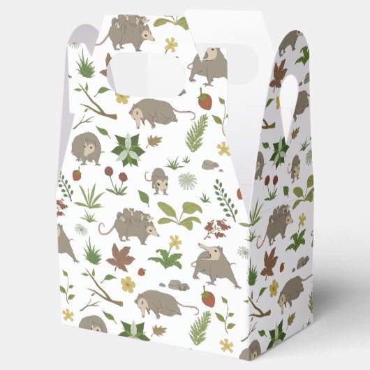 Possum in a Berry Field in White Bedankdoosjes (Geopend)