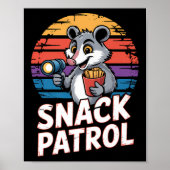Possum Snacks Patrol met zaklamp en chips Hum Poster (Voorkant)