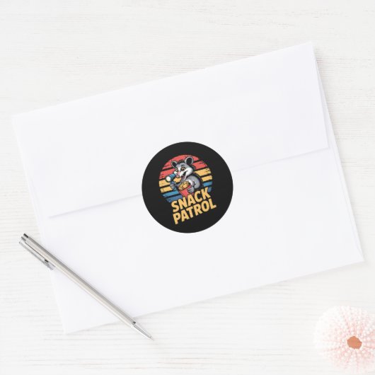 Possum Snacks Patrol met zaklamp en chips Hum Ronde Sticker (Envelop)