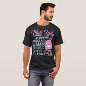 Post Dame Werkt Hard Grappige Postbode Post T-shirt (Voorkant volledig)