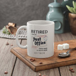 Postal Worker Retirement Mailman Personated Grote Koffiekop<br><div class="desc">De koffiebont van de postbediende koffiekoffie twee-toon mok voor uw medewerker of baas die na vele jaren van uitstekende dienst met pensioen gaat. Het ontwerp is modern en de formulering luidt: "Gepensioneerd uit de Post-Kantoor. Elk uur is een Happy Hour" maakt een perfect parketcadeau voor je beste vriend of collega....</div>