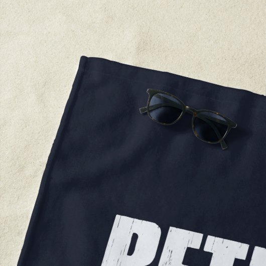 Postarbeiders in ruste maken beste grootmachten op strandlaken (In situ)