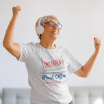 Postbeambte pensionering Mail Carrier T-shirt<br><div class="desc">Leuke en grappige pensioneringsgeschenken voor een postbode of postkantoormedewerker die zijn laatste post heeft bezorgd en klaar is om de zonsondergang binnen te varen. De tekst op het ontwerp is rood en blauw en er staat "Gepensioneerd van de Post Kantoor. Elk uur is Happy Hour". Maakt een perfect afscheidscadeau voor...</div>