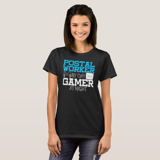Postbediende bij day Gamer bij nachtelijke post Ca T-shirt (Voorkant volledig)