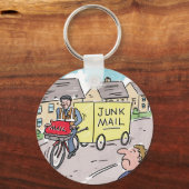 Postbode die rommelpost bezorgt. Grappige cartoon Sleutelhanger (Voorkant)