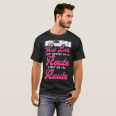 Postbode Mail Lady Wat gebeurt er op de route T-shirt (Voorkant volledig)
