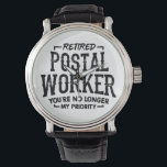 Postboer Retirement Mailman Funny Horloge<br><div class="desc">Grappig ontwerp voor een cadeautje voor postbezorgers dat zegt: "Gepensioneerd postpersoneel. Je bent niet meer mijn prioriteit". Het maakt een groot parting cadeau voor een medewerker die met pensioen gaat van zijn werk of leverfunctie na kantoor.</div>