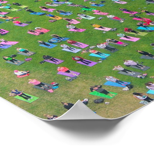 Poster - Grote groep mensen die yoga doen (Hoek)