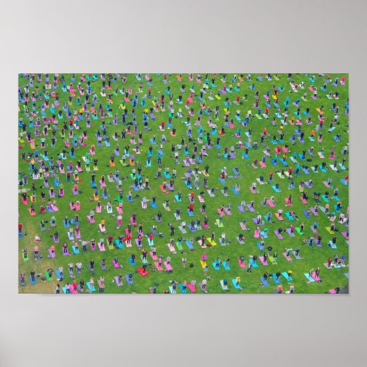 Poster - Grote groep mensen die yoga doen (Voorkant)