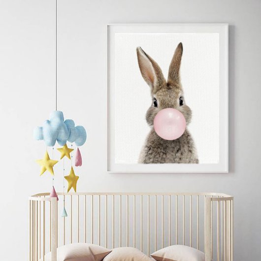 Poster van konijn dat roze kauwgom blaast