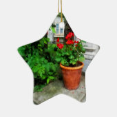 Pot met Geraniums op Stoep Keramisch Ornament (Rechts)