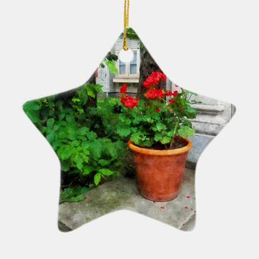 Pot met Geraniums op Stoep Keramisch Ornament (Voorkant)