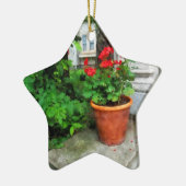 Pot met Geraniums op Stoep Keramisch Ornament (Links)