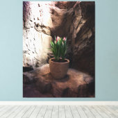 Pot Tulpen in een Grotto Canvas Afdruk (Insitu (Houten vloer))