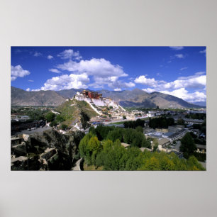 Potala Palace op bergketen vanaf een andere berg Poster