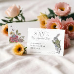 Potlood Ons In  Alice In Wonderland Konijn Save The Date<br><div class="desc">Laat uw gast hun kalenders voor uw zeer belangrijke date markeren met onze prachtig ontworpen Alice in Wonderland-thema bruiloft bewaar de datum. Perfect voor een Alice in Wonderland-thema bruiloft. We hebben de iconische Alice in Wonderland witte konijnenillustratie met de hand gerestaureerd door het met de hand te schetsen en tot...</div>