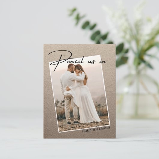 Potlood ons in Save The Date Foto Bruiloft Aankond Aankondigingskaart (Staand voorkant)