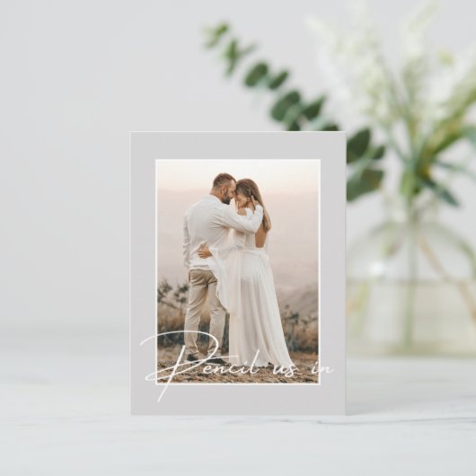 Potlood ons in Save The Date Photo Wedding Aankondigingskaart (Staand voorkant)