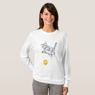 Potloodschets van een tabbykat tijdens het spelen t-shirt