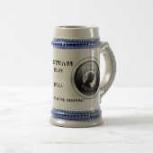 POW_MIA_Flag_Orb_Icon__500px__Copyright__2006_... Bierpul (Voorkant rechts)