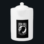 POW MIA Flag: Vermiste soldaten van de Vietnamoorl Theepot<br><div class="desc">In het midden van de Vietnamoorlog verlangde een natie naar antwoorden. Families in heel Amerika klampten zich vast aan hoop, wanhopig op zoek naar nieuws over hun geliefden die vermist waren in actie. Een vrouw, wiens echtgenoot een marinepiloot was die verdwaald was boven de lucht van Zuidoost-Azië, voelde een diepe...</div>