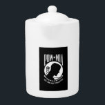 POW MIA Flag: Vermiste soldaten van de Vietnamoorl Theepot<br><div class="desc">In het midden van de Vietnamoorlog verlangde een natie naar antwoorden. Families in heel Amerika klampten zich vast aan hoop, wanhopig op zoek naar nieuws over hun geliefden die vermist waren in actie. Een vrouw, wiens echtgenoot een marinepiloot was die verdwaald was boven de lucht van Zuidoost-Azië, voelde een diepe...</div>