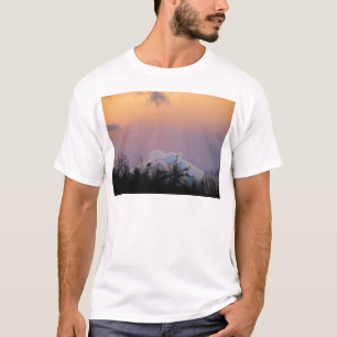 Powder blauwe wolken in een paarse hemel t-shirt