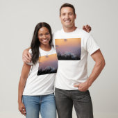 Powder blauwe wolken in een paarse hemel t-shirt (Unisex)