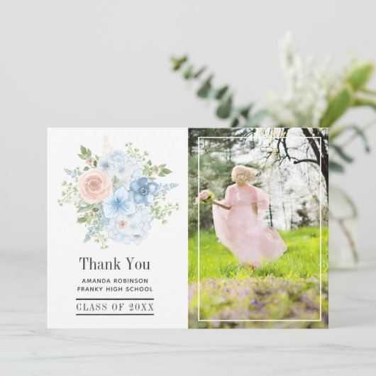 Powder Blue en Blush Pink Floral Afstuderen Foto Bedankkaart (Staand voorkant)