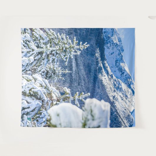 Powder Forest // Blue Snow Pet Mountain Wandkleed (Voorkant (horizontaal))