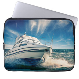 Power Boat komt in Chichester Harbour Laptop Sleeve