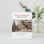 Powered by Christmas Chaos Funny Dog Pet Photo Feestdagenkaart (Staand voorkant)