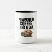 Powered by Coffee and a Lab – Yellow Lab – Coffee Mok (Midden)