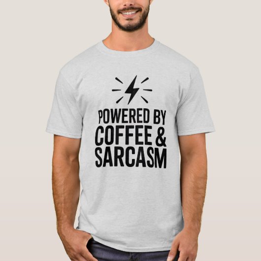 Powered by Coffee & Sarcasme Grappig T-shirt (Voorkant)