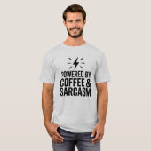 Powered by Coffee & Sarcasme Grappig T-shirt (Voorkant volledig)