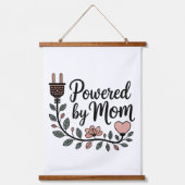 Powered By Mom Hangend Wandkleed (Voorkant)