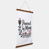 Powered By Mom Hangend Wandkleed (Gebogen)
