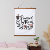 Powered By Mom Hangend Wandkleed (Slaapkamer)