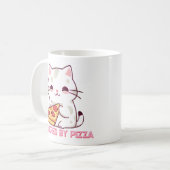 Powered by Pizza met een Schattigee kat Koffiemok (Voorkant links)