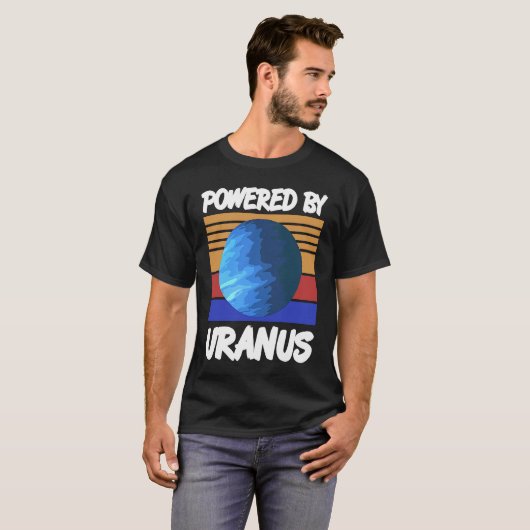 Powered By URANUS Retro Solar System Planet Design T-shirt (Voorkant volledig)
