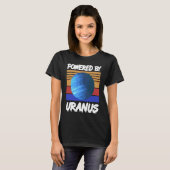 Powered By URANUS Retro Solar System Planet Design T-shirt (Voorkant volledig)