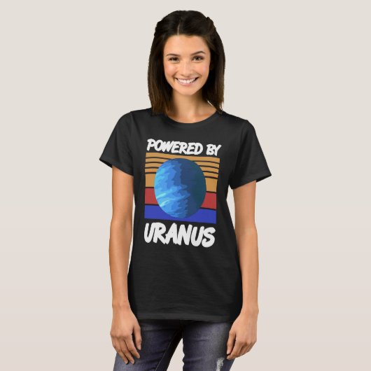 Powered By URANUS Retro Solar System Planet Design T-shirt (Voorkant volledig)