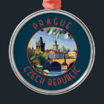Praag Tsjechië Retro Distressed Circle Metalen Ornament<br><div class="desc">Praag retro vector reisontwerp. Praag,  de hoofdstad van Tsjechië,  wordt doorsneden door de rivier de Moldau. Bijgenaamd "de stad van honderd torens",  staat het bekend om zijn oude stadsplein.</div>