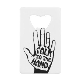 Praat met de hand creditkaart flessenopener
