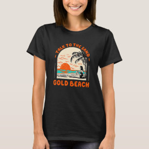 Praat met het strand van de Zand-goudstrand in de T-shirt