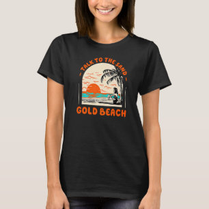 Praat met het strand van de Zand-goudstrand in de T-shirt
