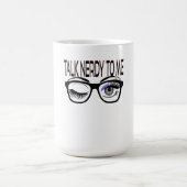 Praat nerdy tegen me Geek bril knipogen oog Magische Mok (Midden)