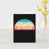 Praat niet tegen me, ik ben aan het tatoeëren Grap Kaart (Gele Bloem)