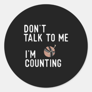 Praat niet tegen me. Ik tel Funny Crochet Knitti. Ronde Sticker