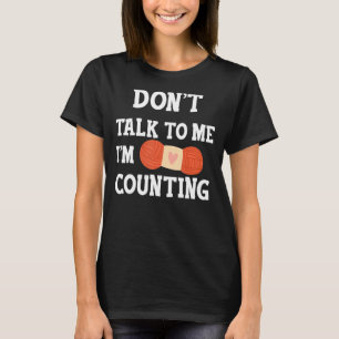 Praat niet tegen me. Ik tel Funny Crochet Knitti. T-shirt